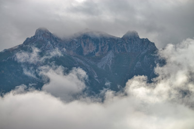 云雾中的森林山峰虎头山