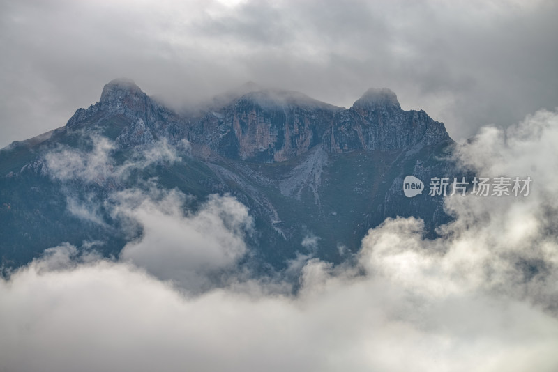 云雾中的森林山峰虎头山