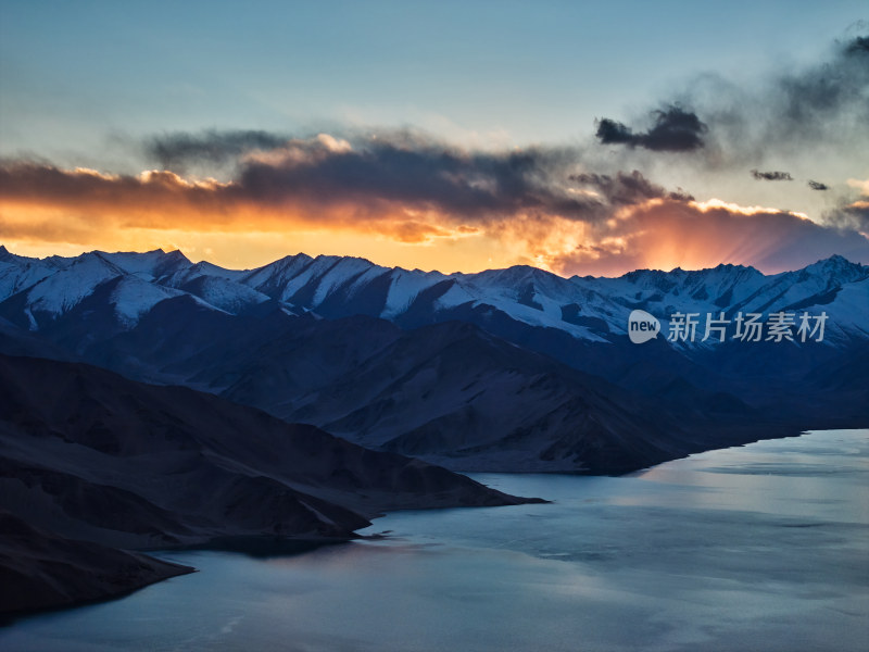 夕阳下的湖泊和沙丘