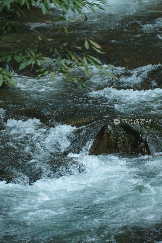 山间溪流湍急流水景象