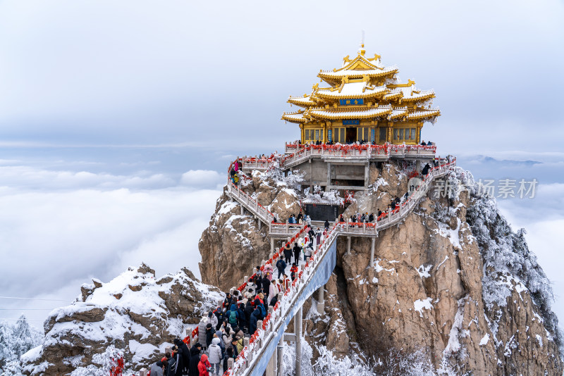 河南洛阳老君山景区金顶雪后游客