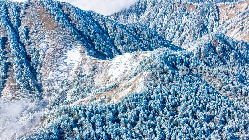 成都西岭雪山景区的阴阳界航拍特写