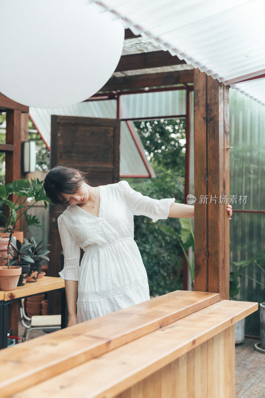 白色连衣裙少女的胶片风格写真