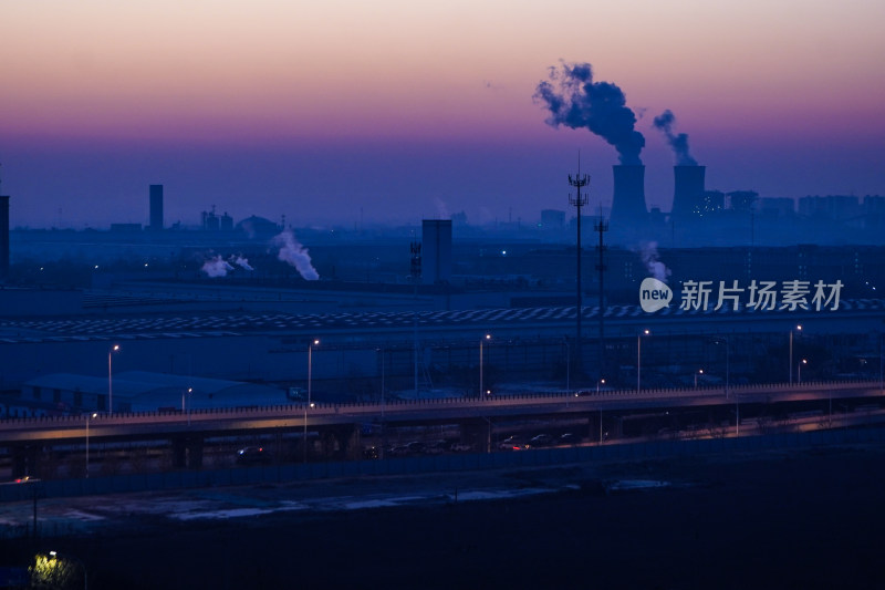 黄昏时工业区与高架桥景观