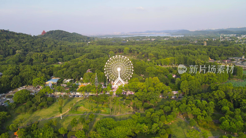 航拍湖北武汉东湖公园摩天轮