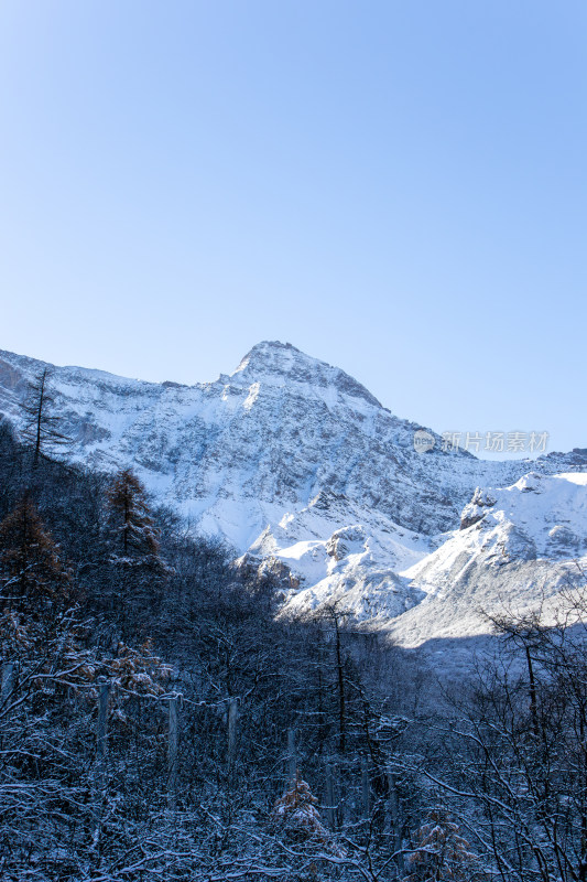 四川阿坝州黄龙景区冬日雪山胜景