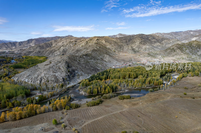 新疆阿勒可可托海秋色山谷河道秋景航拍