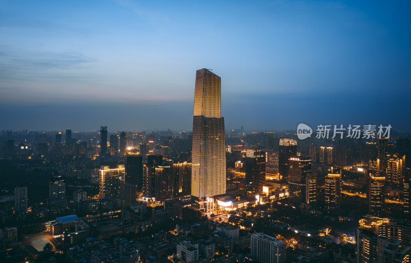 暮色中城市高楼灯火辉煌的武汉天地夜景