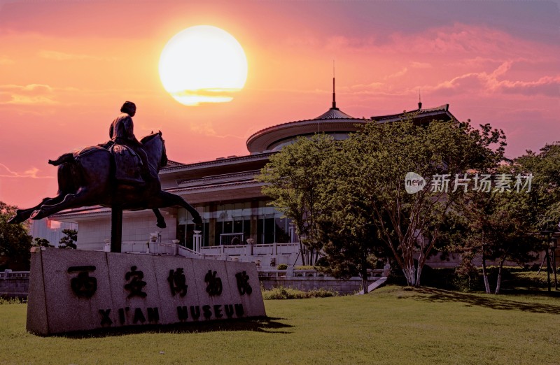 夕阳下西安博物院前雕塑景观