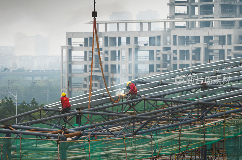 高空作业的建筑工人