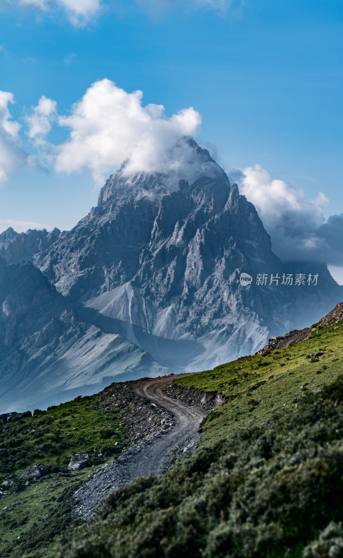 远处的山峰与山脚下的路