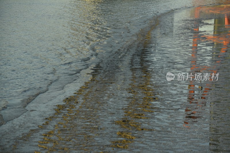 流动的江水