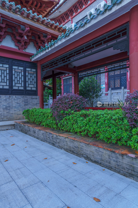 佛山顺峰山公园中式传统庭院建筑走廊