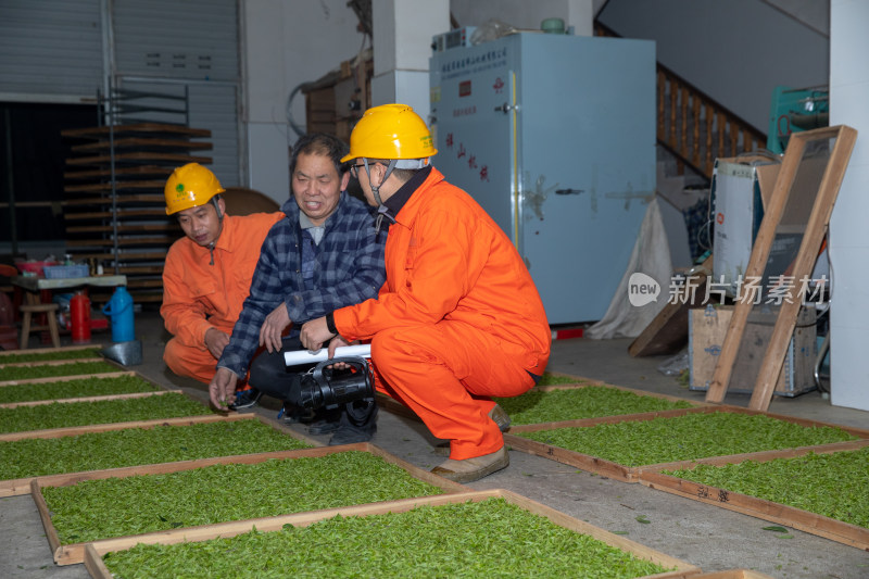 电力公司工作人员为民服务