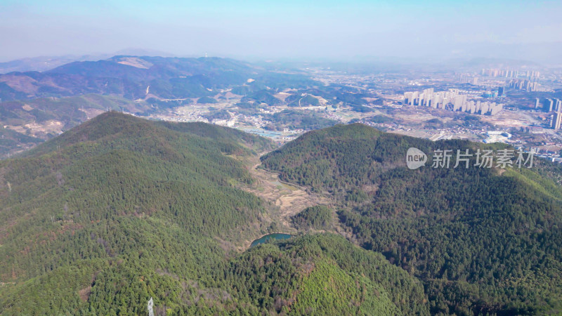 山川丘陵地貌航拍图