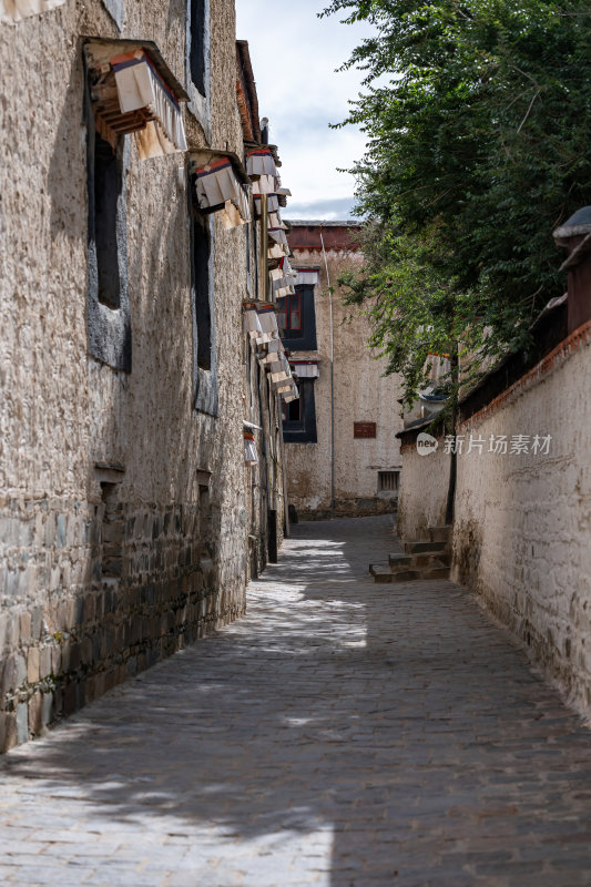 西藏日喀则札什伦布寺藏地古寺建筑金顶辉煌