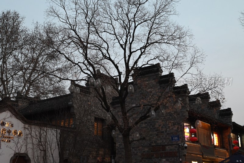 古建旁公安执勤遮阳伞场景