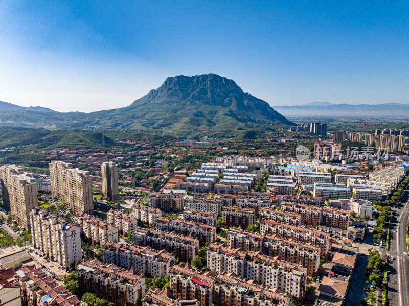 河北张家口市下花园区鸡鸣山脚下的城镇全景