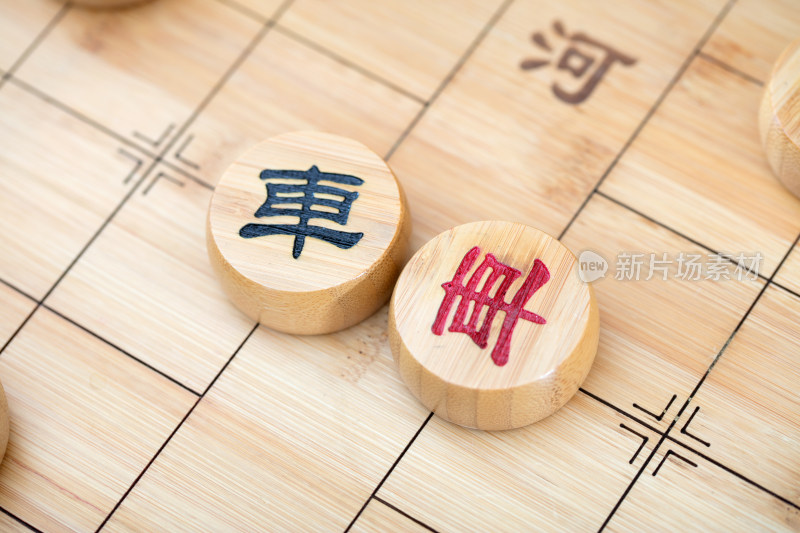 中国象棋棋盘上对峙的车棋子