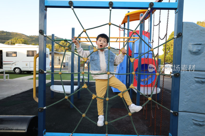 中国小男孩在澳大利亚房车营地玩耍