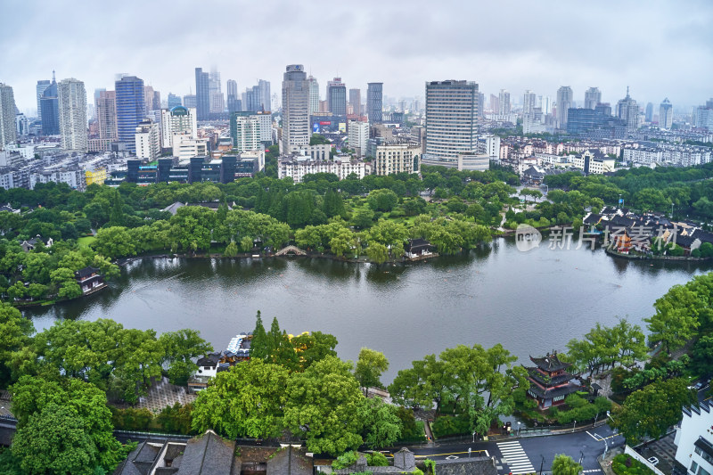 清晨时分的月湖公园