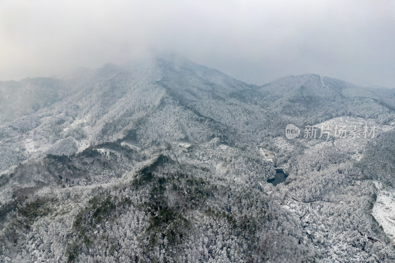 山川丘陵农田冬天雪景航拍图