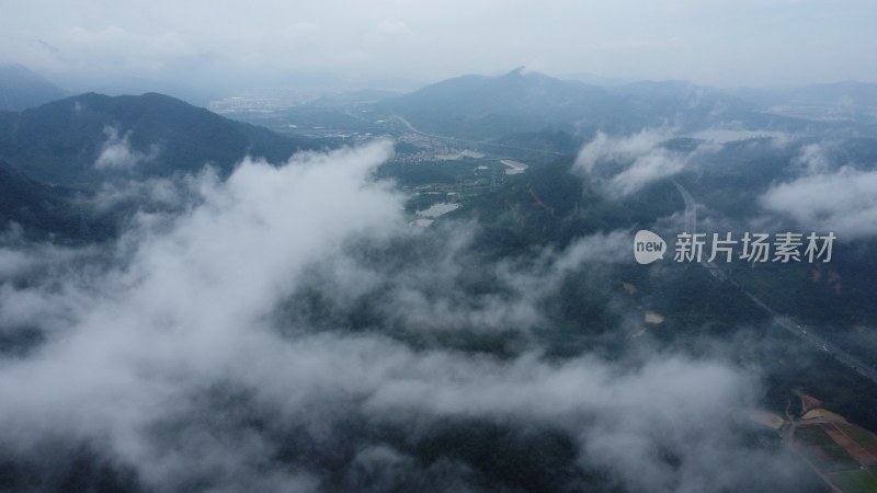 广东东莞：雨后银瓶山上空出现云海