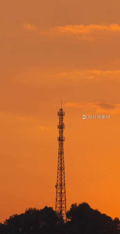 夕阳下的通信铁塔剪影