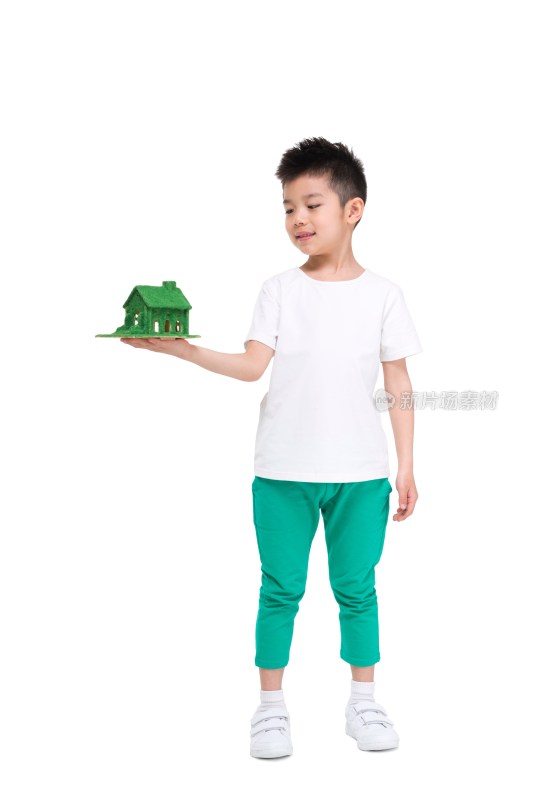 捧着绿色环保房子的小男孩