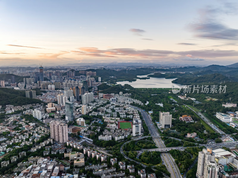 深圳罗湖城市绿洲与高楼林立街道航拍