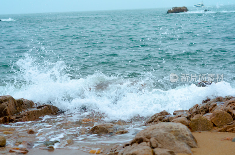 低角度拍摄海面飞溅来的浪花