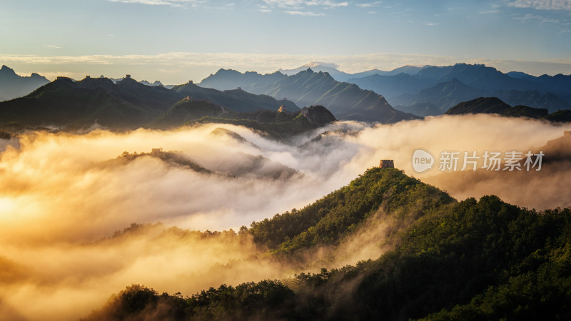 云海中的长城壮丽景观