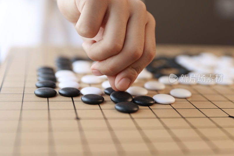 可爱的男孩在窗边下围棋