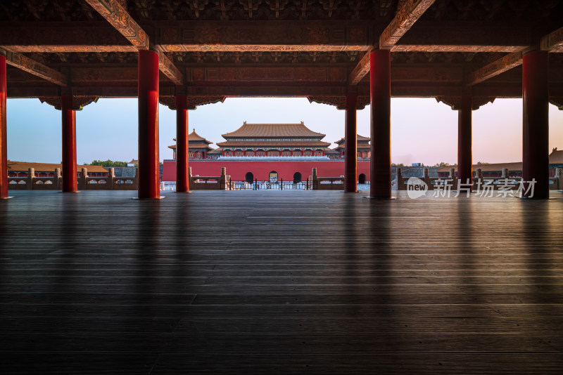 秋天夕阳下的北京故宫博物院太和门
