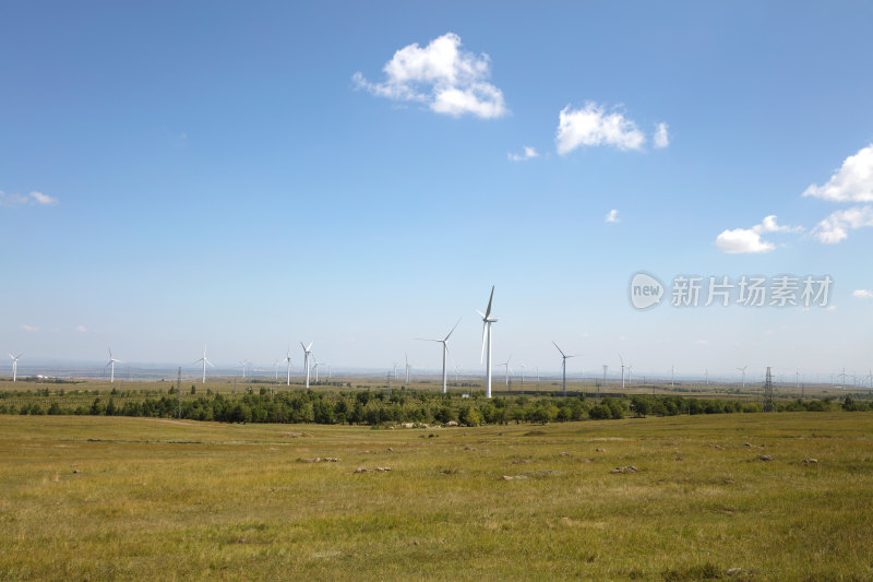 河北省张北县草原和草原上的风力发电风车