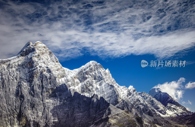 稻城亚丁宏伟雪山风景