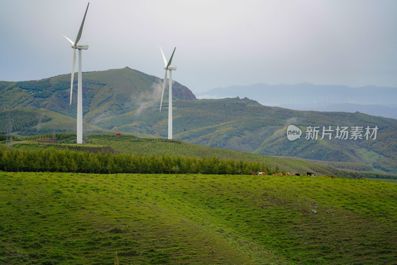 山间草地的风力发电机