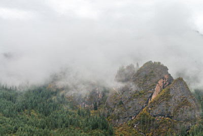 云雾缭绕的山峰