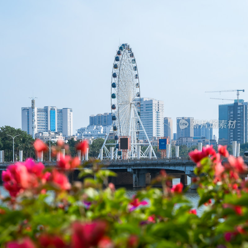 有摩天轮和高楼的城市河流景观