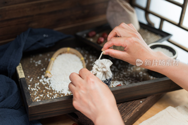 手工包制粽子的女性手部特写