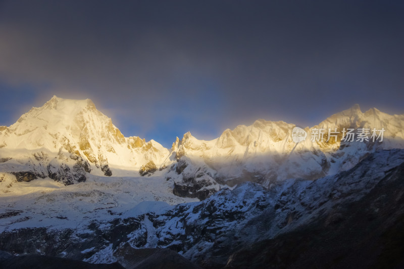 库拉岗日雪山山水日照金山