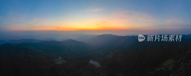 航拍山峦日落全景图