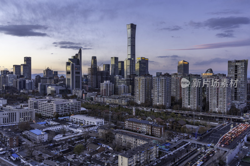 北京暮色下的城市中心区高楼林立全景