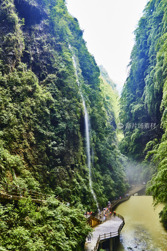 悬崖峭壁上的水流