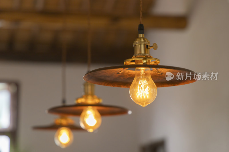 复古黄铜吊灯工业风餐厅灯具温馨氛围