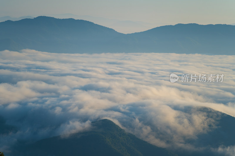 日出时山之间的云海