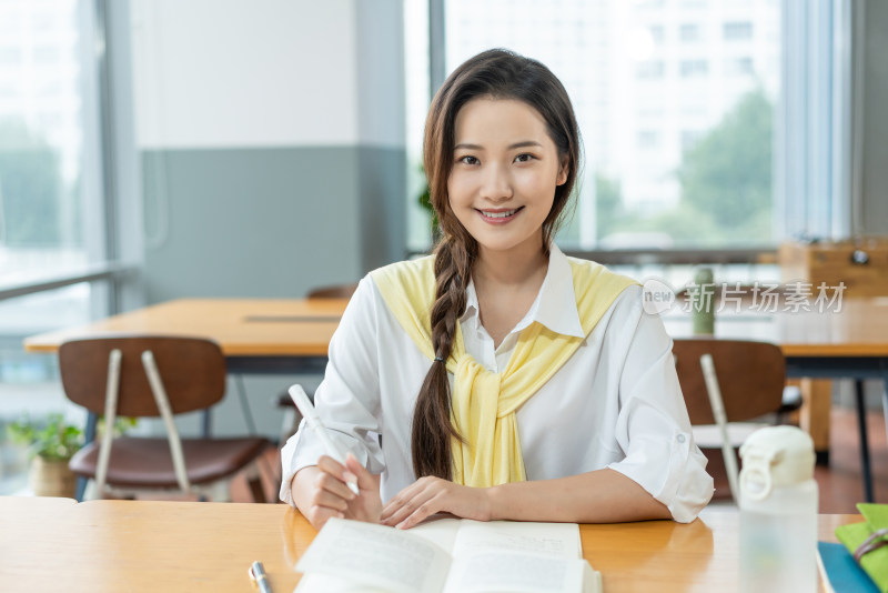 年轻女子在读书