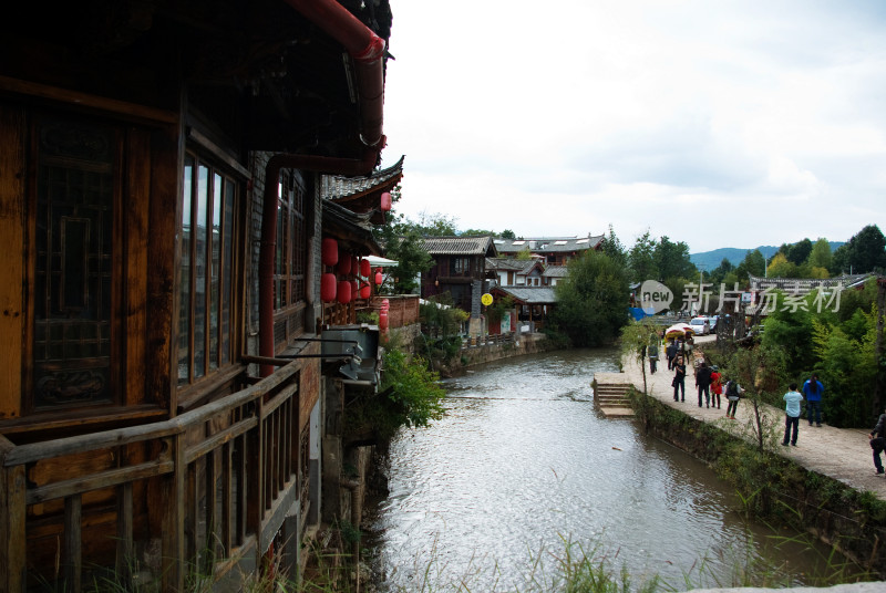 丽江古城河边休闲场景