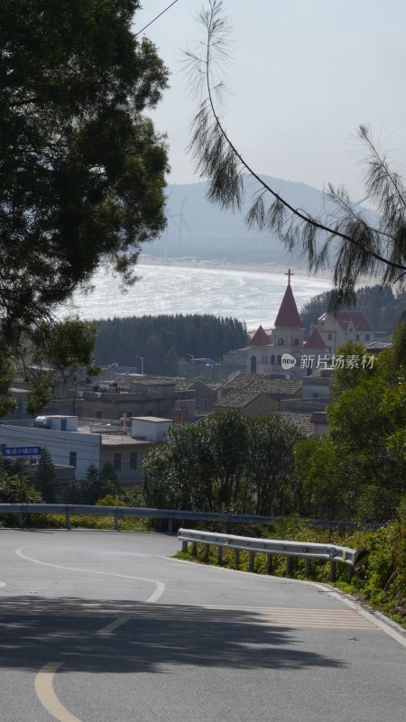 沿海公路旁带尖顶建筑风景