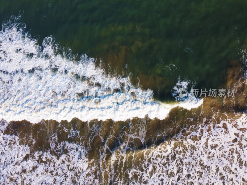 俯拍海浪拍打沙滩景象